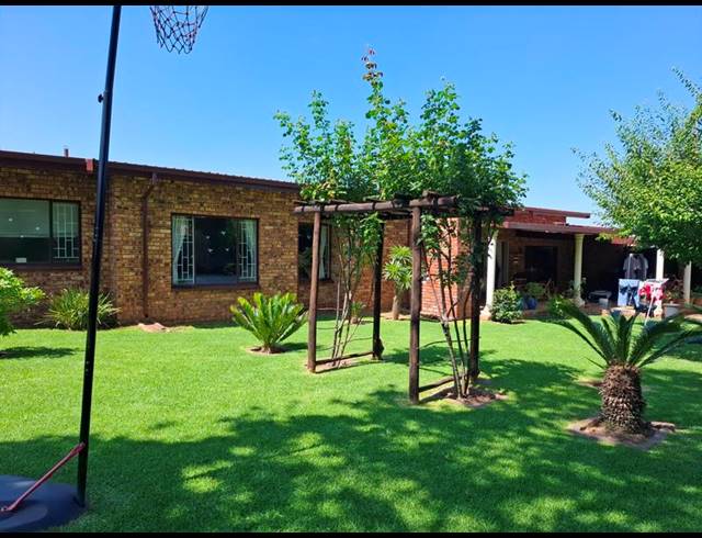 5 BEDROOM HOUSE FOR SALE IN THE REEDS